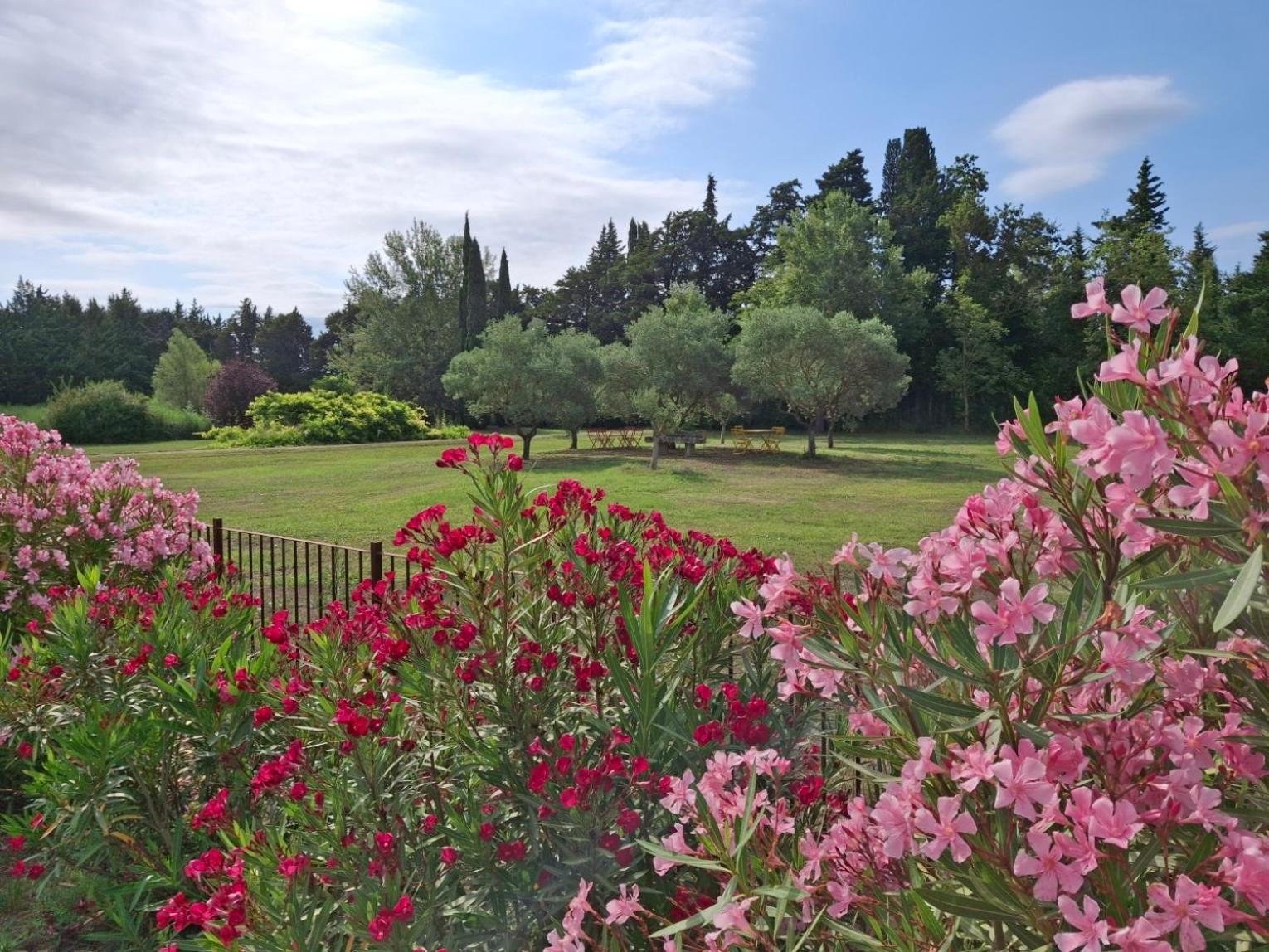 La Bastide Des Amouriers Caumont-sur-Durance Exterior foto